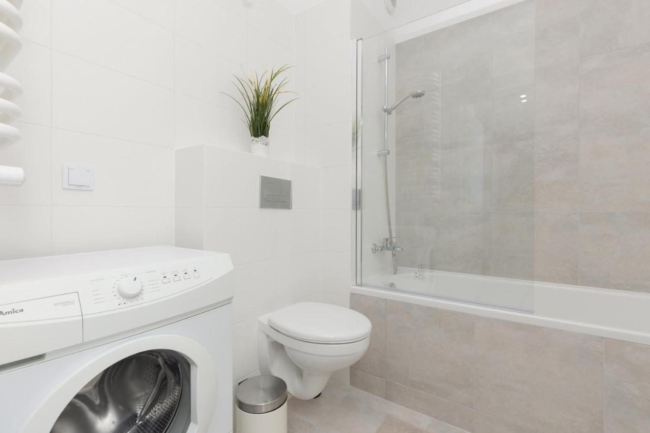 Stacja Wola Apartments With Parking By Noclegi Renters 바르샤바 외부 사진